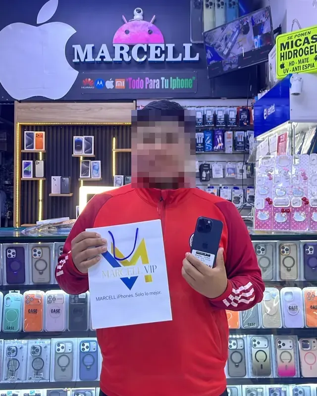 Cliente con su iPhone negro y la bolsa de MARCELL VIP