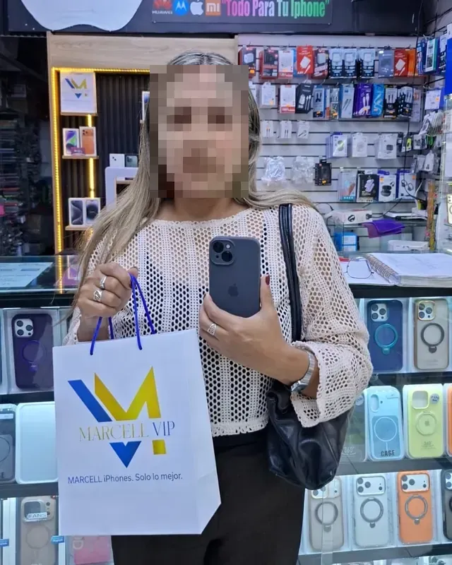 Cliente con su nuevo iPhone y la bolsa de MARCELL VIP