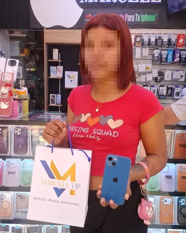Cliente con su iPhone azul y la bolsa de MARCELL VIP